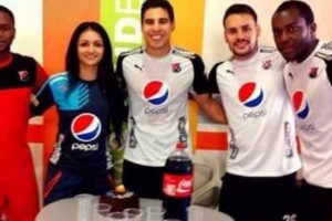 Los jugadores del DIM posaron con una botella de Coca-Cola y podr&iacute;an tener problemas