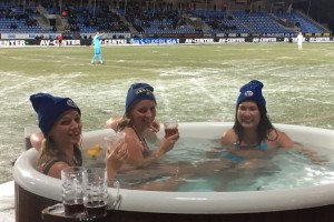 Cerveza, jacuzzi y nieve al borde del campo de juego: la imperdible activaci&oacute;n del f&uacute;tbol dan&eacute;s con sus hinchas