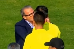 El directivo que fue suspendido de por vida por besar y morder a un &aacute;rbitro