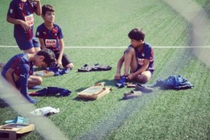 El equipo espa&ntilde;ol que dona ropa a los refugiados en Grecia 