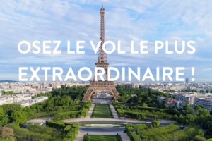 La activación del Roland Garros que lanza a los aficionados desde la Torre Eiffel por una tirolesa