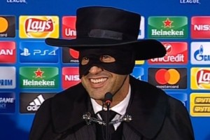 Un entrenador europeo prometi&oacute; disfrazarse de &ldquo;El Zorro&rdquo; y debi&oacute; cumplir