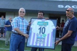 La curiosa visita del embajador de Estados Unidos a la cancha de Sacachispas para ver un partido de la B Metropolitana