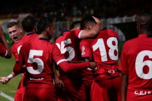 &iexcl;El uniforme m&aacute;s lindo del mundo! Presentan una indumentaria a base de emojis