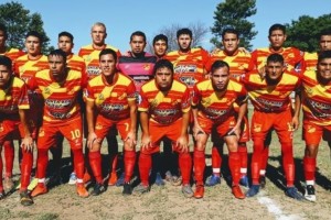 El equipo de fútbol que promueve la adopción de perros callejeros en su camiseta