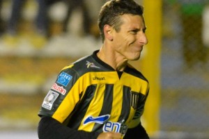 Un jugador fren&oacute; un cambio en Bolivia y salv&oacute; a su equipo de perder los puntos