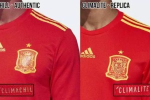 Tras la pol&eacute;mica por el dise&ntilde;o de su camiseta, Espa&ntilde;a presenta dos versiones para incrementar sus ventas