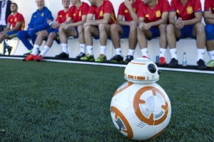 Los jugadores de Espa&ntilde;a se enfrentan a un robot de Star Wars junto a Movistar