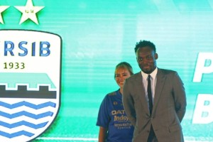 Michael Essien es investigado mientras juega, por la justicia Indonesia 