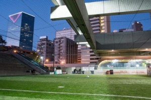 La historia de la primera cancha de fútbol en una estación de trenes