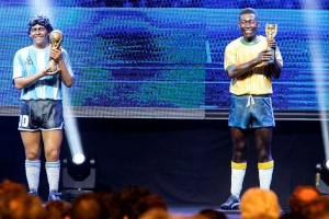 La CONMEBOL reveló las estatuas que homenajean a Maradona y a Pelé