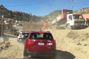 Estudiantes de La Plata y su ins&oacute;lita llegada al estadio en Potos&iacute; en 14 camionetas