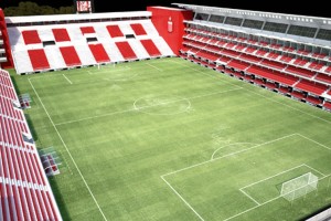 Estudiantes bautiz&oacute; las tribunas de su nuevo estadio con algunas sorpresas