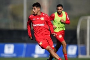 Las reglas de la FIFA que retrasar&aacute;n el debut de Palacios en el Bayer Leverkusen