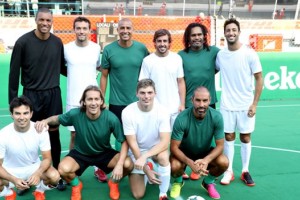 Trezeguet, Pires y otras estrellas jugaron al f&uacute;tbol contra pilotos de la F&oacute;rmula 1