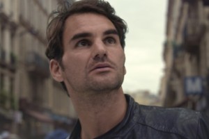 Un dinosaurio gigante persigue a Federer por las calles de Par&iacute;s en un comercial