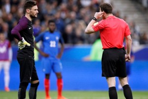 De la amonestaci&oacute;n a los entrenadores al pase dentro del &aacute;rea: los tres cambios de reglamento que probar&aacute; la FIFA en torneos juveniles