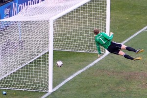 La FIFA ya evalúa incorporar la tecnología para resolver jugadas dudosas