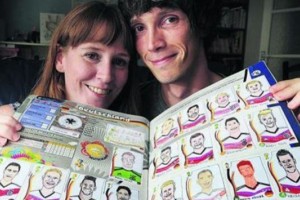 Una pareja de galeses dibuja a mano todas las figuritas de la EURO