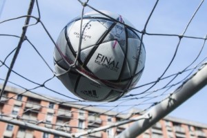 adidas revel&oacute; el bal&oacute;n oficial de la fase final de la Champions League