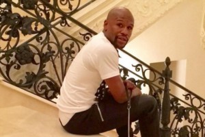 A Mayweather le regalaron un tigre para Navidad en Rusia