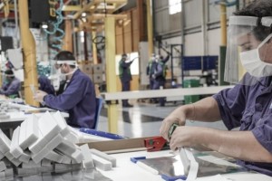 Ford produjo y don&oacute; 20 mil protectores faciales