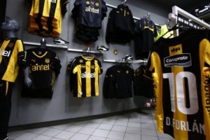 Furor: los hinchas de Pe&ntilde;arol agotaron las camisetas de Forl&aacute;n