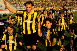 Pe&ntilde;arol estren&oacute; su nueva camiseta en el debut de Forl&aacute;n