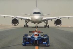 Qatar Airways impulsa la carrera de un F&oacute;rmula E con uno de sus aviones en Doha