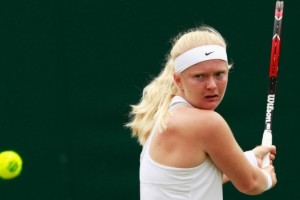 La historia de Francesca Jones, la joven tenista de Wimbledon con ocho dedos en las manos y siete en los pies