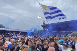 ¿Por qué la bandera de Uruguay fue protagonista en el ascenso de un equipo del fútbol inglés?