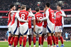 Los futbolistas ingleses amenazan con denunciar a la Premier si introduce un l&iacute;mite salarial