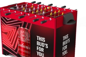 La marca de cerveza que lanz&oacute; un frigobar que se convierte en futbolito 