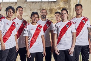 River Plate present&oacute; su camiseta titular inspirada en el primer dise&ntilde;o hecho por adidas en 1982