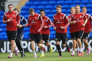 El DT de Gales les prohibi&oacute; a sus jugadores la presencia de novias y esposas en la concentraci&oacute;n