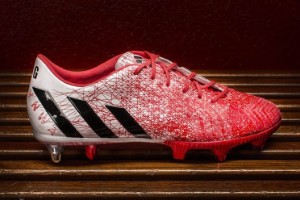 Gerrard subast&oacute; un par de sus botines adidas en 60 mil d&oacute;lares