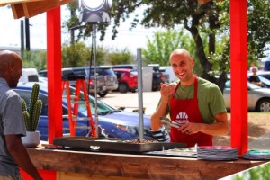 Gin&oacute;bili sorprende en Estados Unidos al atender una taquer&iacute;a