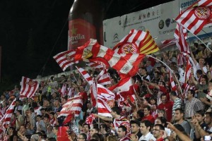 La dirigencia de un club espa&ntilde;ol eval&uacute;a regalar 1.500 pasajes de avi&oacute;n para un partido