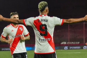 Con los tres goles ante Vélez, Borja se mete en la historia de River