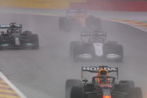 La regla por la cual en la F&oacute;rmula 1 debieron correr 3 vueltas con la carrera ya suspendida