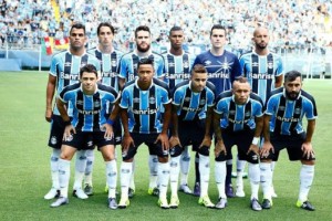 Gremio estren&oacute; sus dos camisetas en un mismo partido