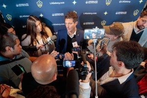 Guillermo Barros Schelotto presentó un compromiso en video ante los hinchas del Galaxy
