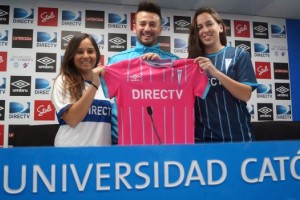 U Cat&oacute;lica lanz&oacute; una camiseta femenina para concientizar sobre prevenci&oacute;n del c&aacute;ncer de mama