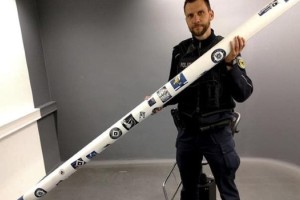 La hinchada que se rob&oacute; un arco en los festejos por salvar la categor&iacute;a