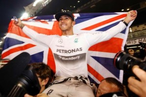 Lewis Hamilton renov&oacute; con Mercedes hasta 2018