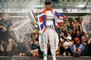 Hamilton festeja el pentacampeonato y la millonaria renovación con Mercedes-Benz