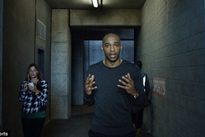 Henry muestra a la Premier League como la mejor liga del mundo en el comercial de Sky Sports