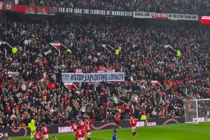 Los hinchas ingleses se manifestaron en contra del aumento de las entradas de la Premier