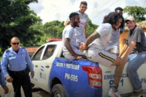 Ins&oacute;lito: el jugador que lleg&oacute; a un partido esposado en un patrullero