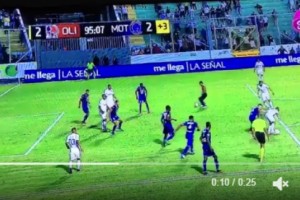 En Honduras, un hincha marc&oacute; un gol en pleno Cl&aacute;sico